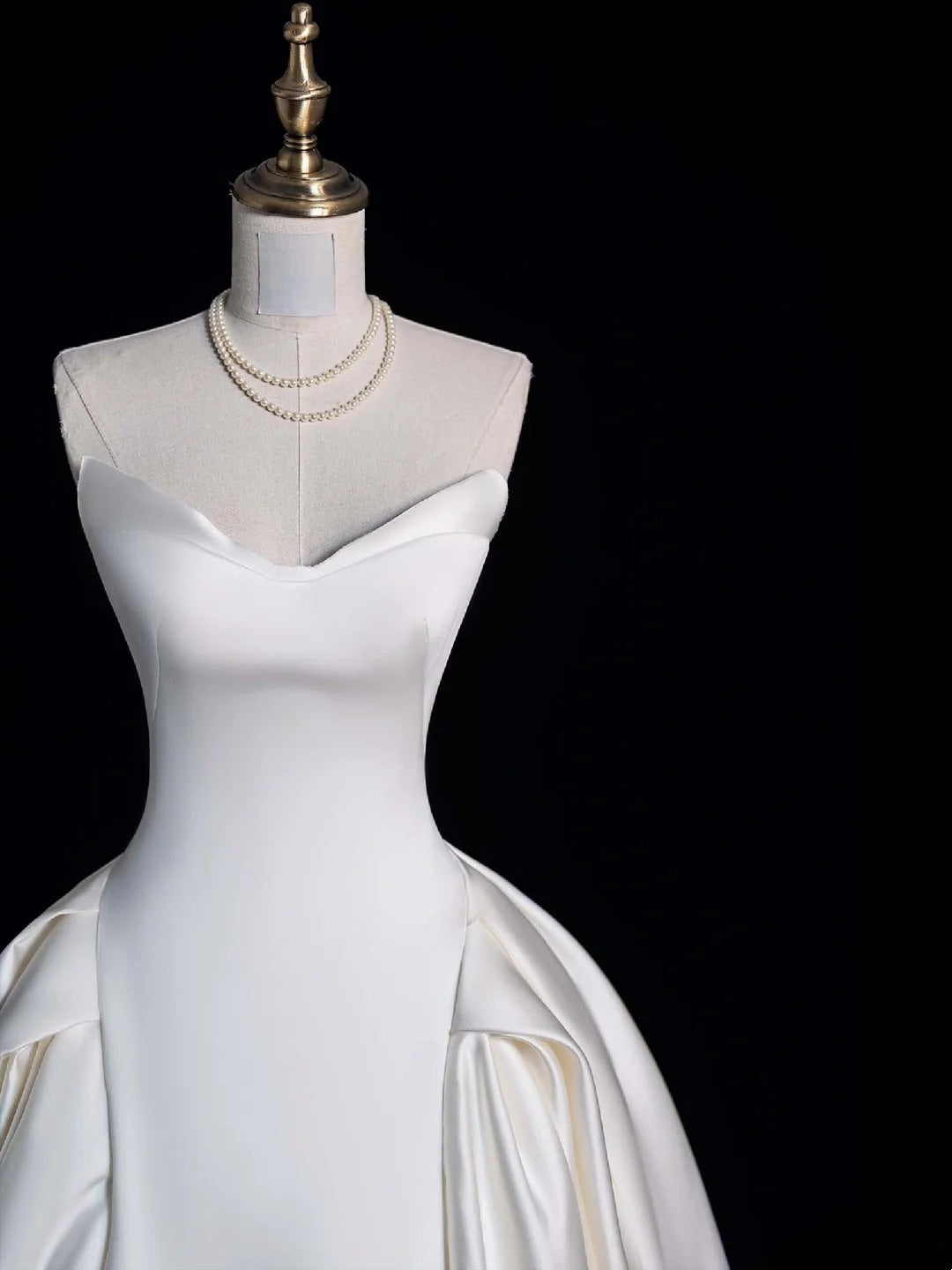 Elegantes, plissiertes Ballkleid aus weißem Satin mit Herzausschnitt – ein langes, märchenhaftes Brautkleid für den Herbst (N690)