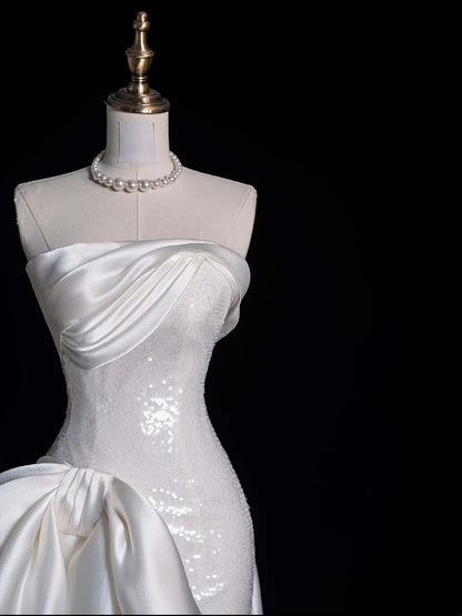 Robe de mariée fourreau élégante de princesse, sans bretelles, blanche à sequins avec traîne en satin, courte, style féerique, idéale pour un mariage d'été (N668)