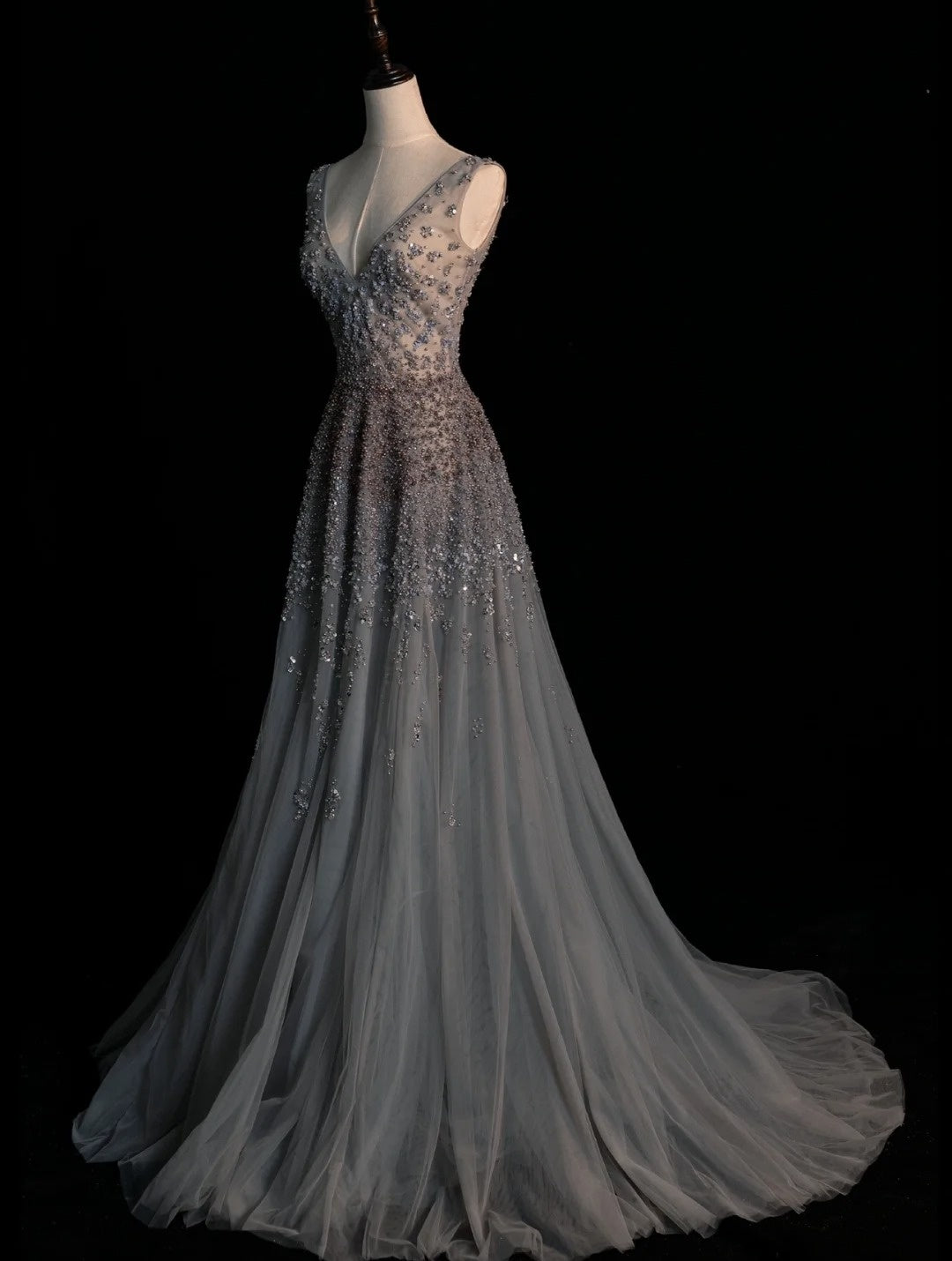 Robe de soirée élégante en tulle gris à col en V et perles, coupe trapèze, style sobre, idéale pour un bal de promo ou une remise de diplôme (N1230)