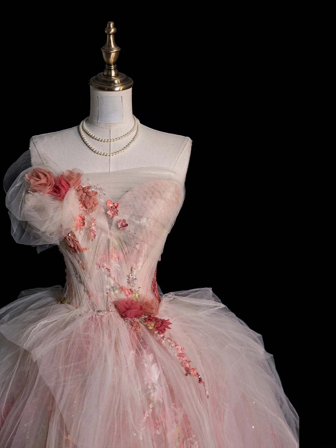Elegantes, trägerloses Ballkleid aus rosa Tüll mit Blumenmuster – Inspiration für festliche Anlässe und Prinzessinnen-Abendkleider N756