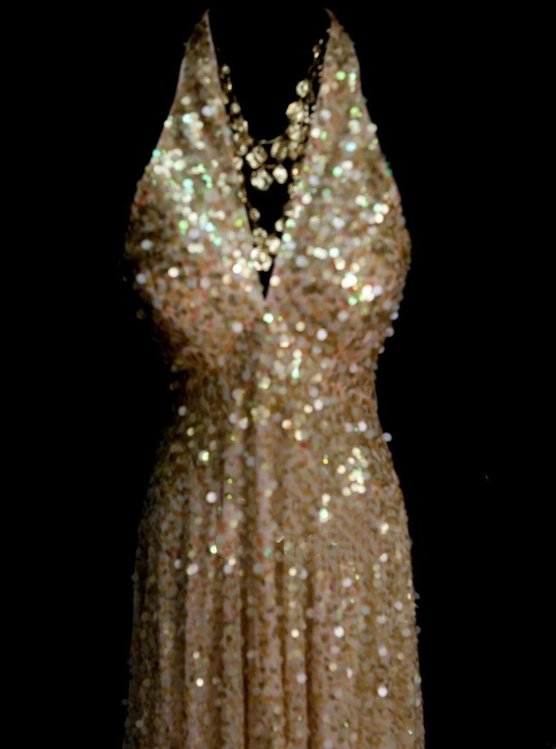 Robe courte trapèze dos nu à sequins dorés, inspiration années 2000, style années 2000, référence N1382