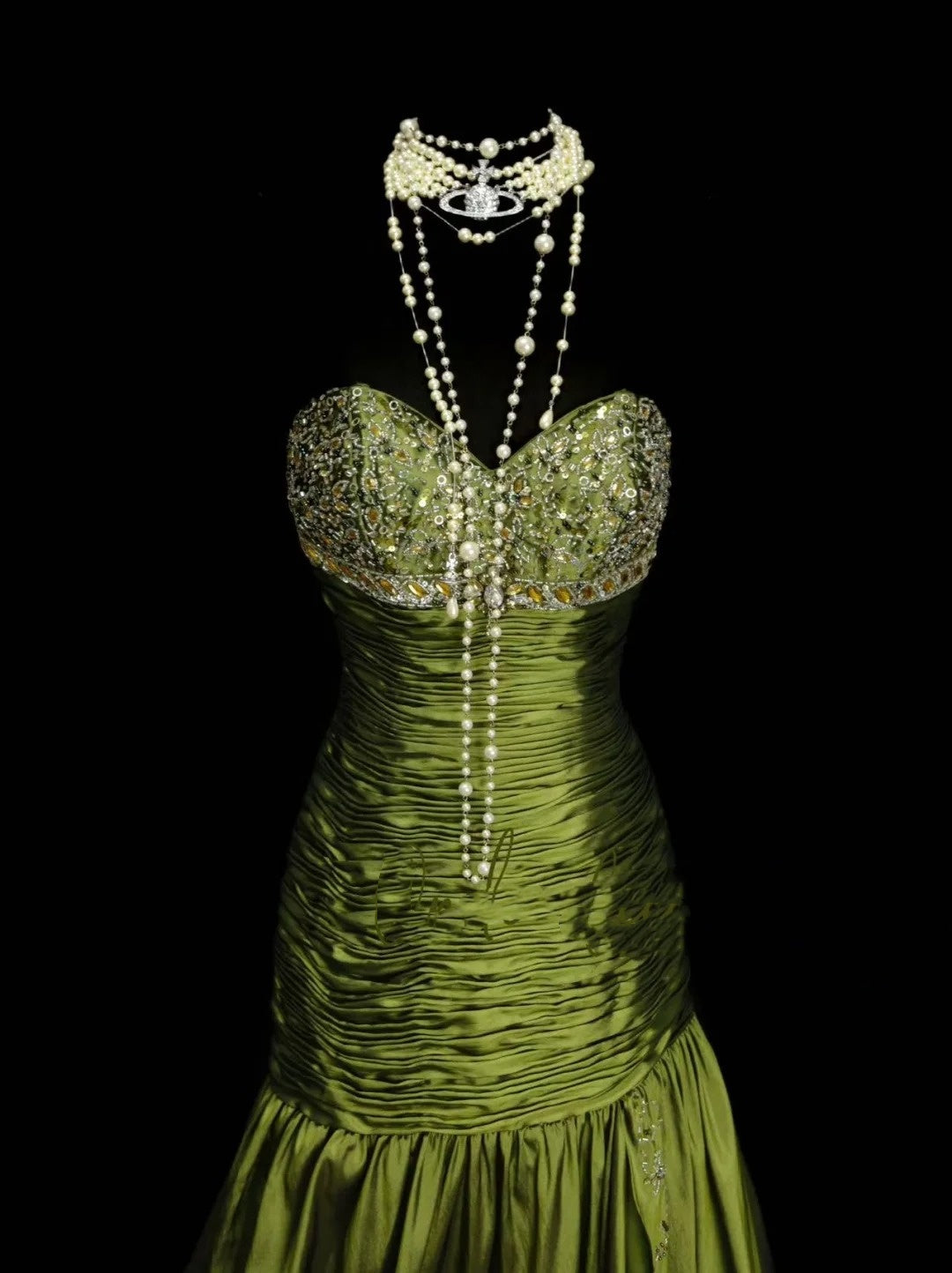 Robe de bal vintage sirène, décolleté cœur, en satin vert avec corsage orné de cristaux et de perles - Inspiration robe de soirée formelle N1825