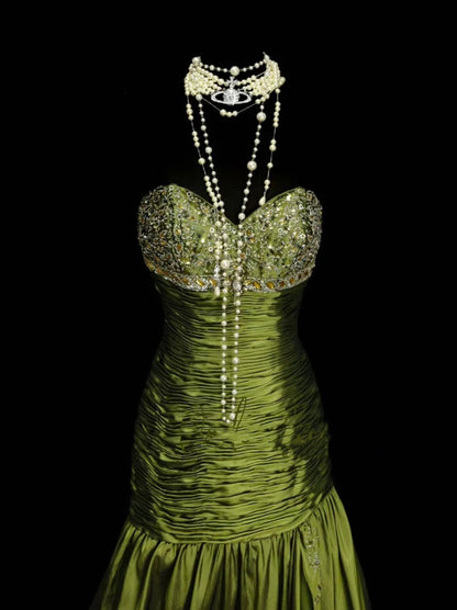 Robe de bal vintage sirène, décolleté cœur, en satin vert avec corsage orné de cristaux et de perles - Inspiration robe de soirée formelle N1825