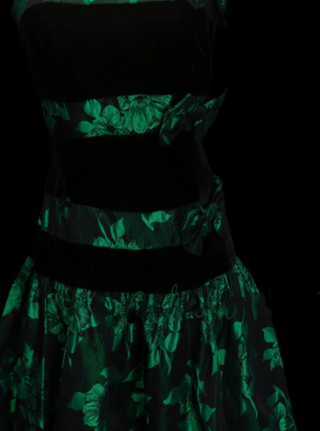 Robe bustier vert foncé en satin à fleurs, coupe trapèze, inspiration années 2000, style Y2K, référence N1383