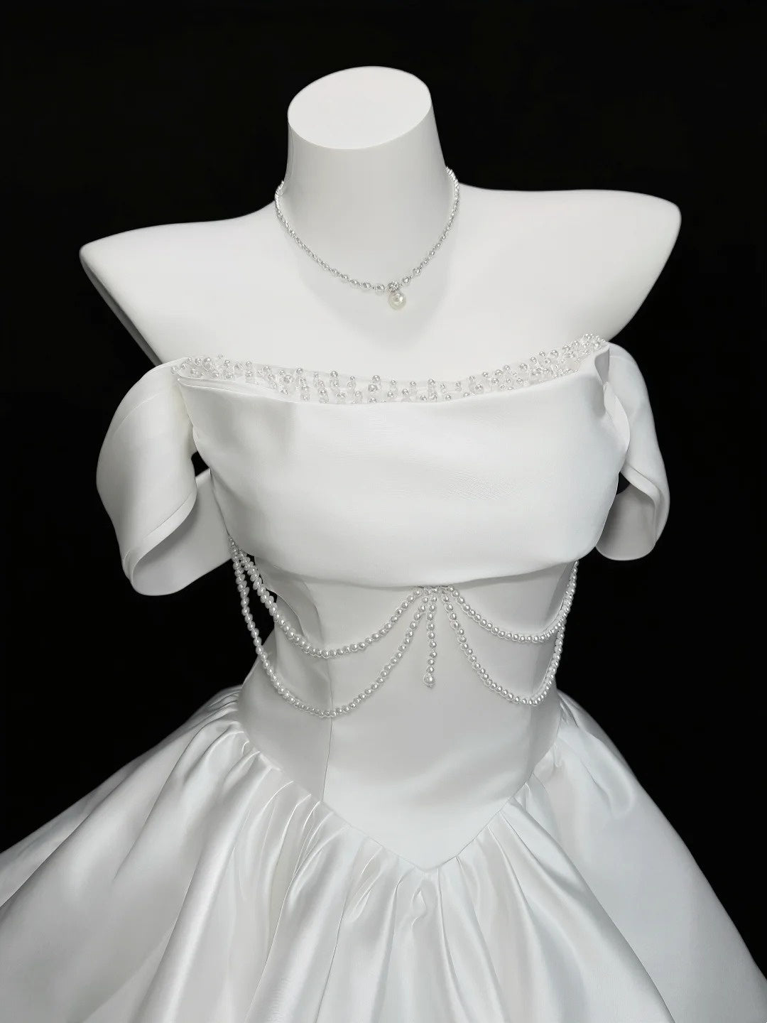 Élégante Robe de Bal Épaules Dénudées Idées D'inspiration Senior Blanc Satin Court Mini Robes de Soirée Cocktail de Rentrée N4494