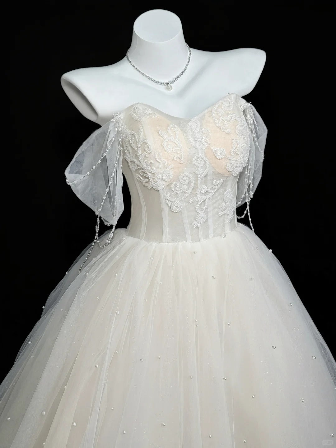 Chic Wedding Dresses Ball Gown Off The Shoulder Garden White Tulle Vintage Wedding Dress N4547