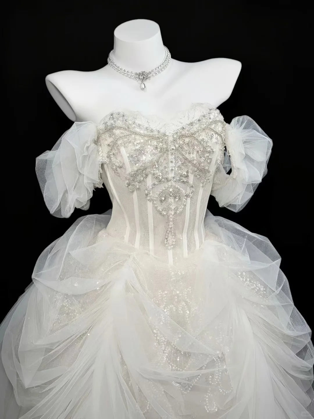 Élégante Robe de Bal Épaules Dénudées Tulle Blanc avec Perles Volants Robe de Mariée Longue Robe de Mariée RB4455