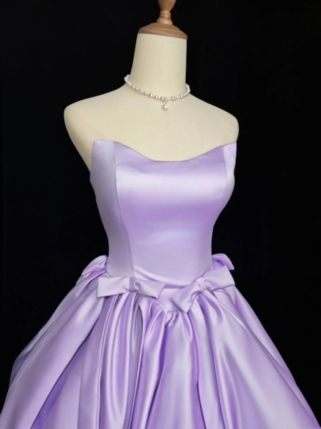 Romantisches Ballkleid, trägerlos, lila Satin, kurz, mit Schleife, Abschlusskleid, High School Homecoming Kleider N4499