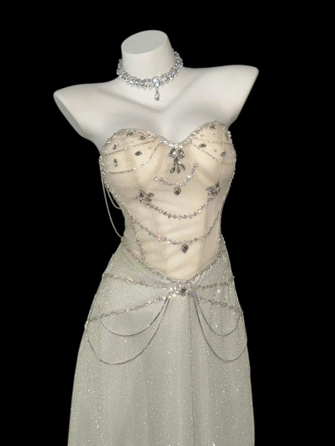 RB4460 – Robe de bal longue à sequins et perles, coupe trapèze et col en cœur, pour tenues de soirée.