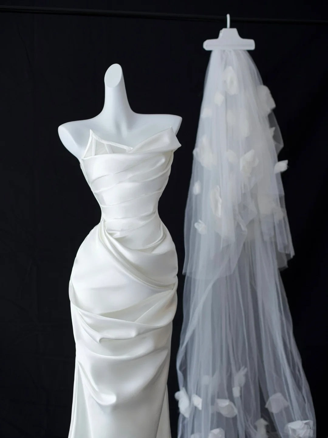 Robes de mariée sirène simples sans bretelles en satin blanc avec volants, longue robe de mariée N2952