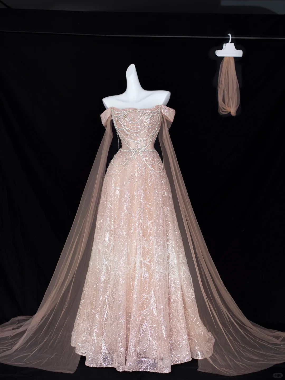 Élégante robe de soirée rose poudré coupe trapèze à épaules dénudées avec manches courtes et sequins pour anniversaire ou bal de promo N2828