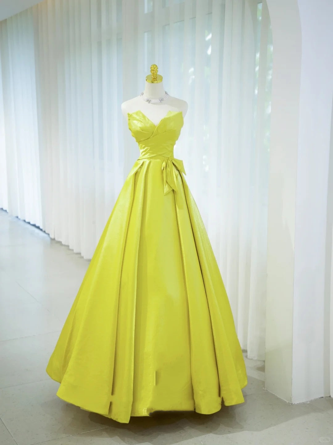 Wunderschöne Ballkleider Prom Queen mit Herzausschnitt aus grünem Satin mit Rüschen Langem Abendkleid N2931