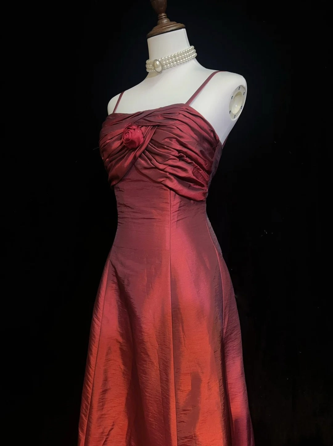 Robes de bal élégantes coupe trapèze, bretelles spaghetti, taffetas bordeaux avec volants, sans manches, longue robe de soirée N2884