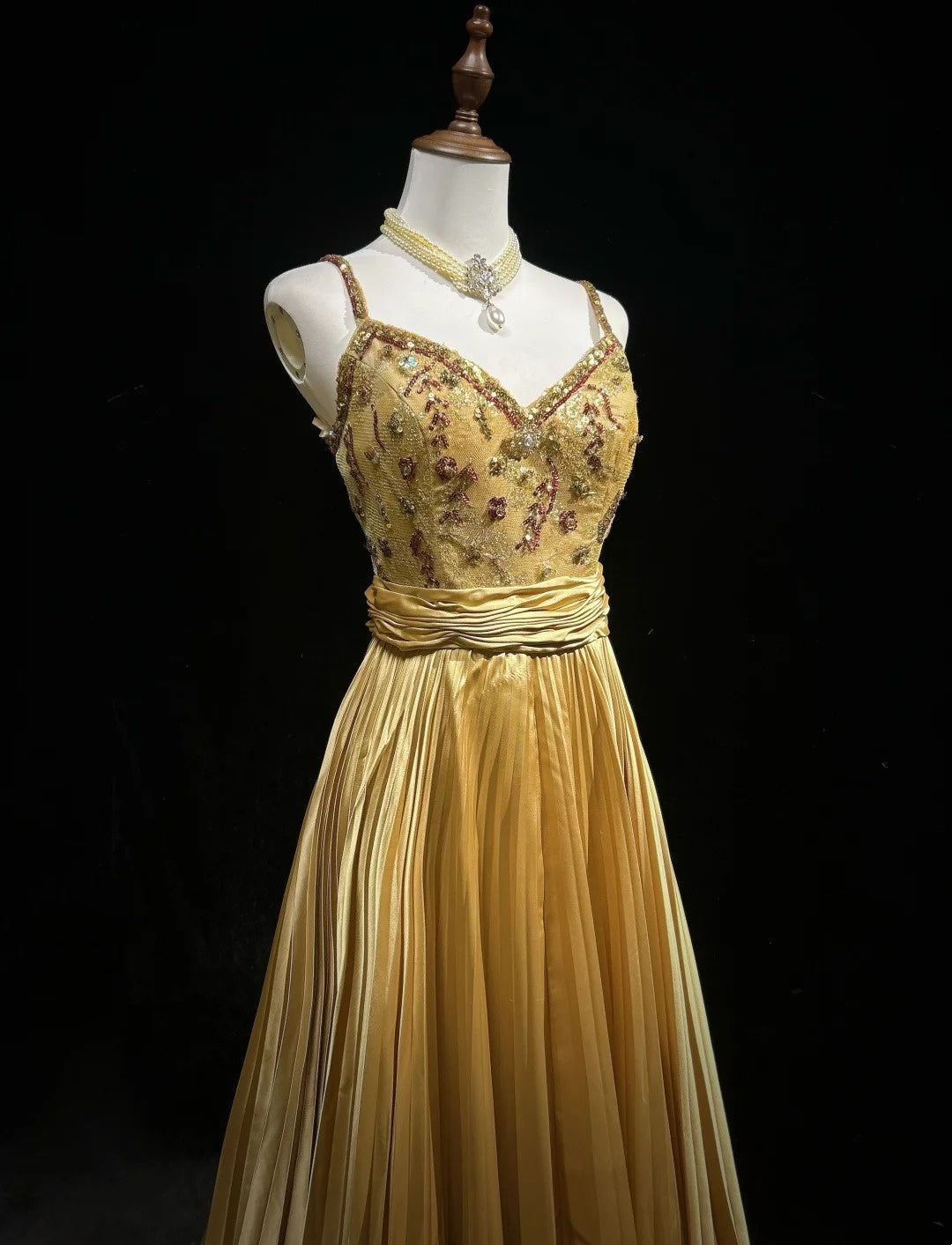 Robes de bal vintage en satin doré coupe trapèze à fines bretelles avec volants et perles, longue robe de soirée N2501
