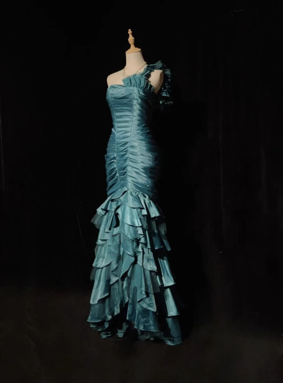 Vintage Meerjungfrau Ein Schulter Trägerlos Staubblau Satin mit Falten Ärmelloses Langes Abendkleid Ballkleid Geburtstag Abschlussballkleider N2442