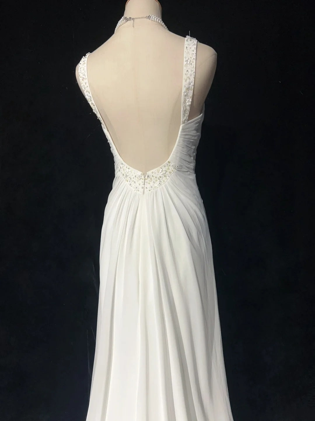 Einfache weiße Abschlussballkleider A-Linie V-Ausschnitt Chiffon Ärmellos mit Perlen Semi-formelles Abendkleid N3820