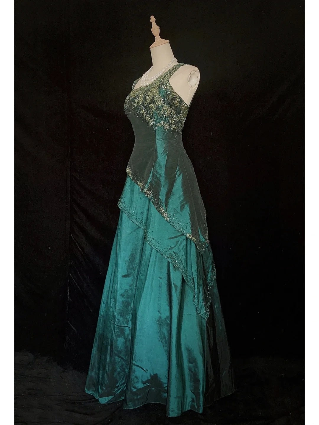 Idées de Robes de Bal Simples Robe de Soirée Longue Vert Foncé avec Bretelles Fines, Coupe Évasée et Cristaux Perlé N3410