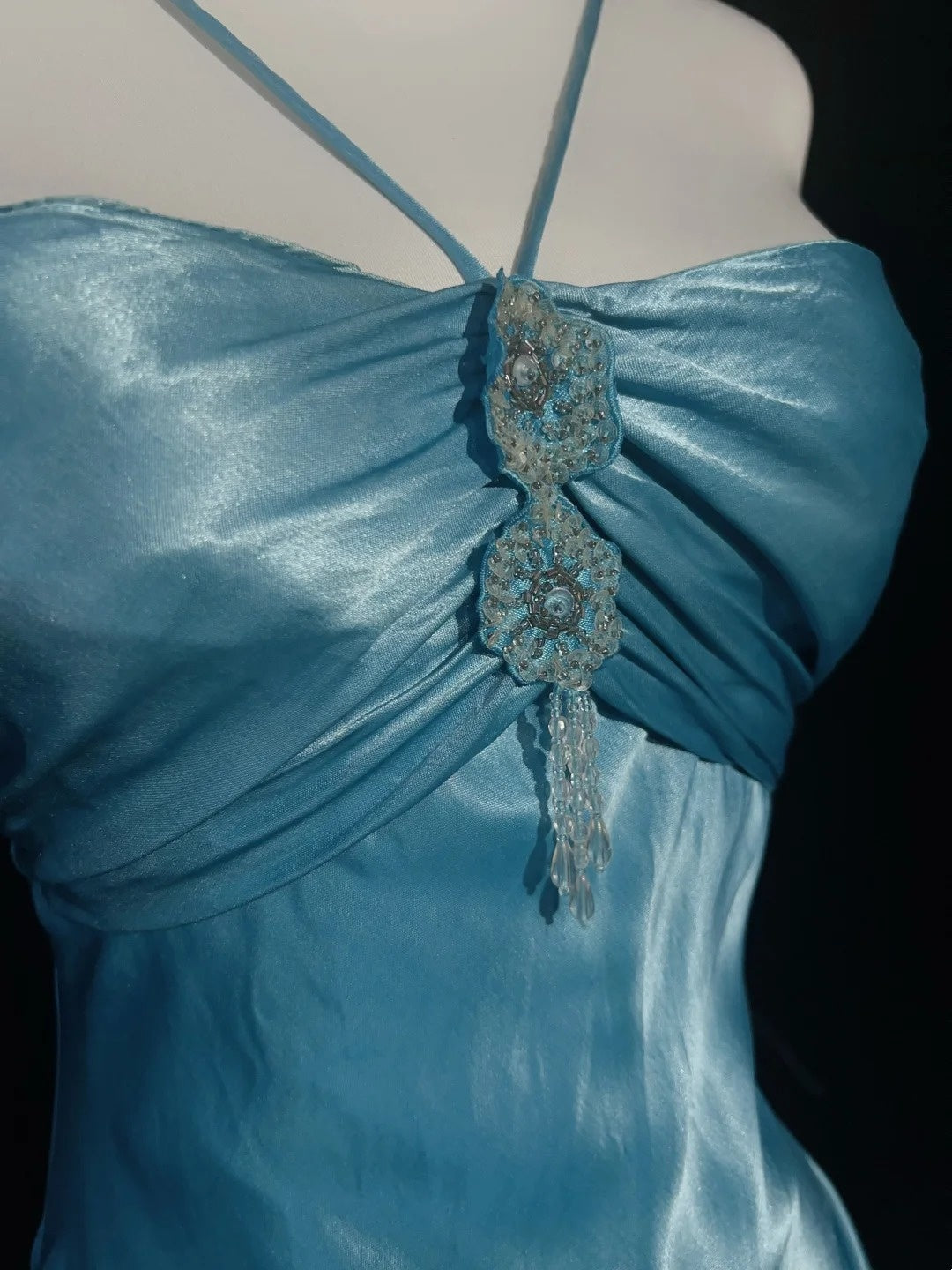 Robes de bal modestes Sirène Col Halter Satin Bleu Sans Manches Avec Volants Robe de soirée formelle N3828