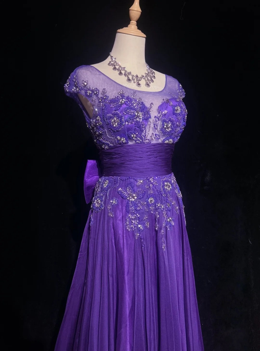 Vintage Prom-Kleider A-Linie U-Boot-Ausschnitt Lila Chiffon 80er mit Perlenstickerei Lange Formelle Abendgarderobe N3899