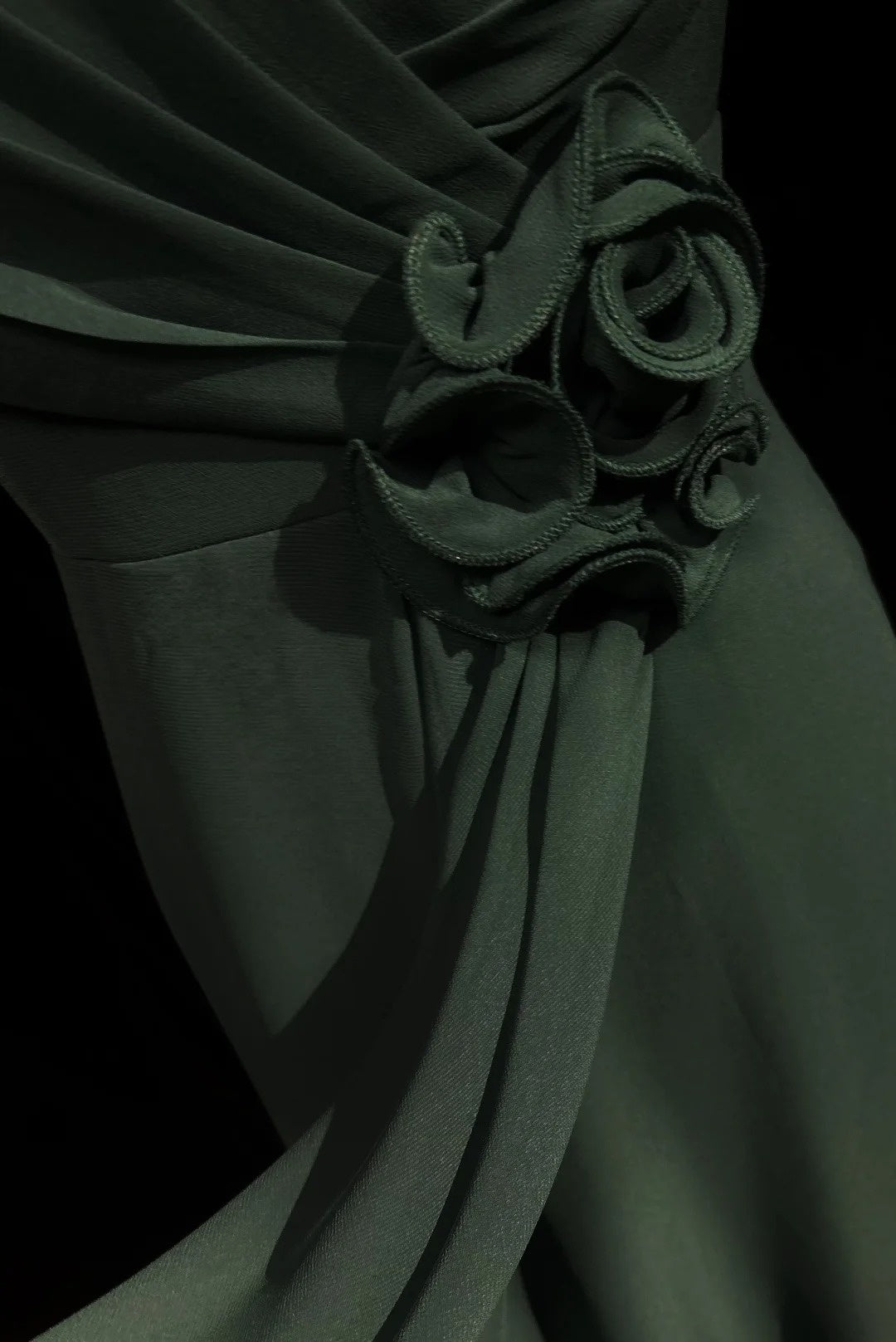 Einfache Ballkleider A-Linie V-Ausschnitt Dunkelgrün Chiffon Bodenlang Rüschen Formelles Abendkleid N3686