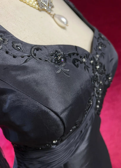 Bezaubernde Ballkleider A-Linie Black Tie Kleid mit bestickten, perlenbesetzten langen Ärmeln Formelle Abendgarderobe N3694