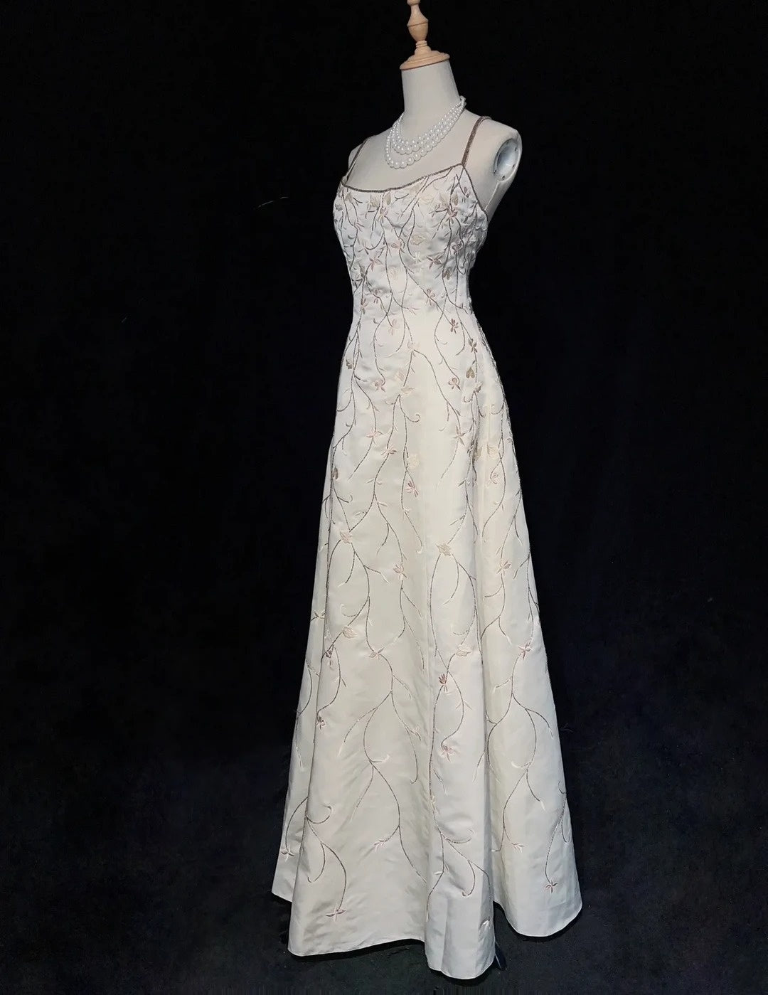 Belles Robes de Bal Coupe A Bretelles Fines en Satin Blanc avec Perles Longues Tenues de Soirée Formelles N3677