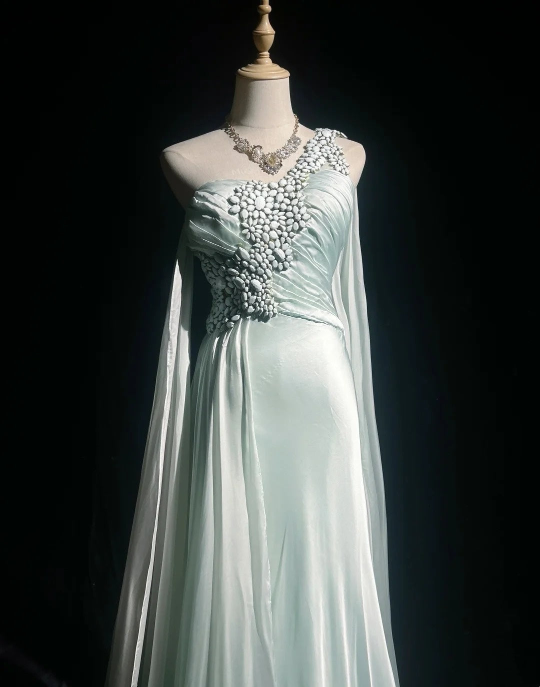 Belles Robes de Bal Trapèze Asymétrique Épaule Gauche Mousseline de Soie Vert Clair Ornée de Cristaux Longues Robes de Soirée Formelles N3678
