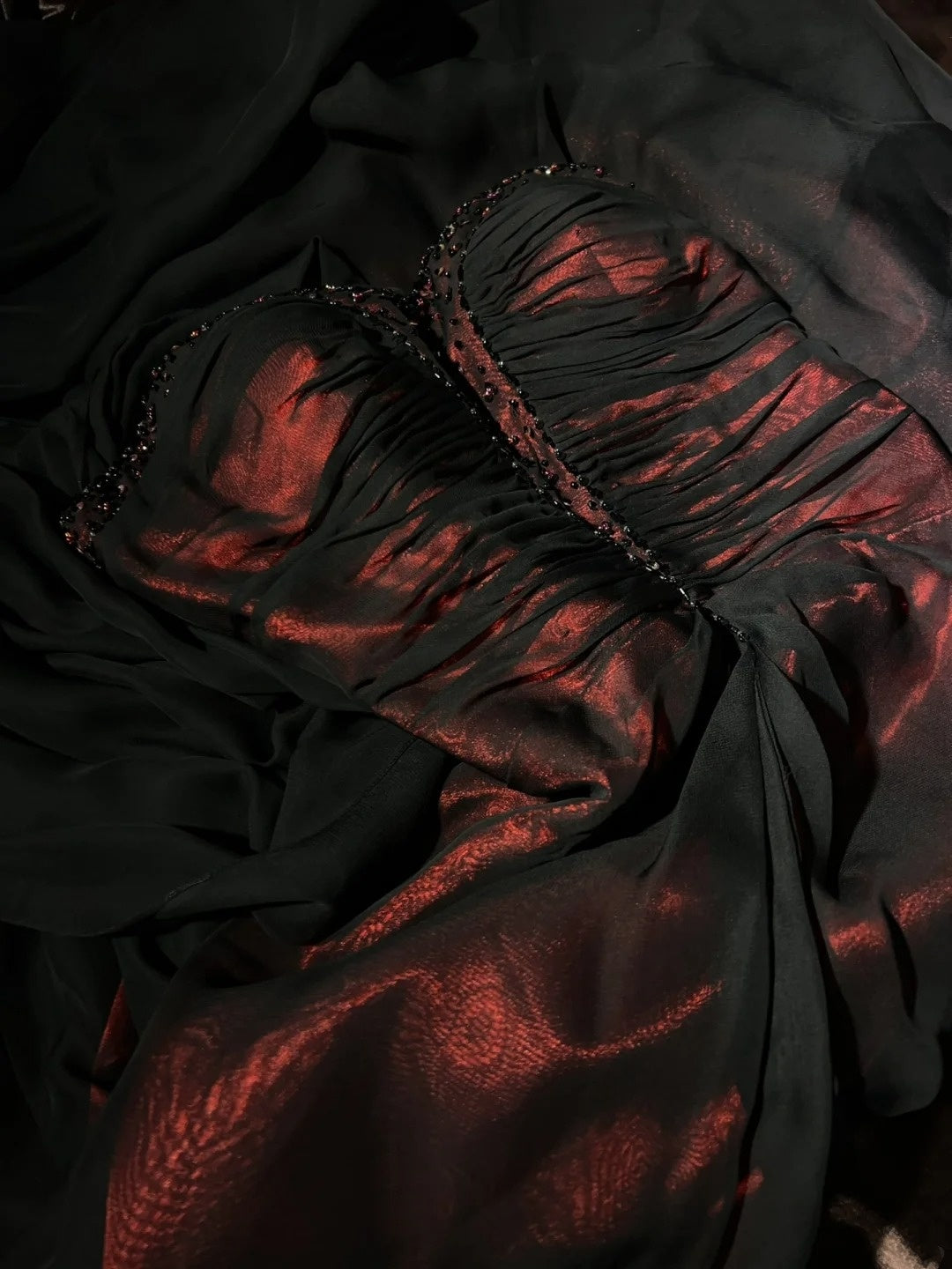 Wunderschöne Abschlussballkleider A-Linie Spaghettiträger Schwarz Rot mit Umhang Lange Formelle Abendgarderobe N3668