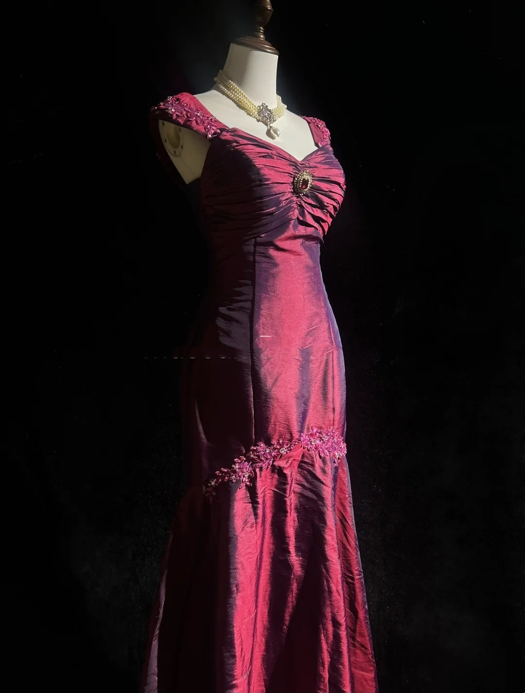 Robes de bal vintage sirène bustier cœur bordeaux en taffetas avec appliques longue robe de soirée N2445