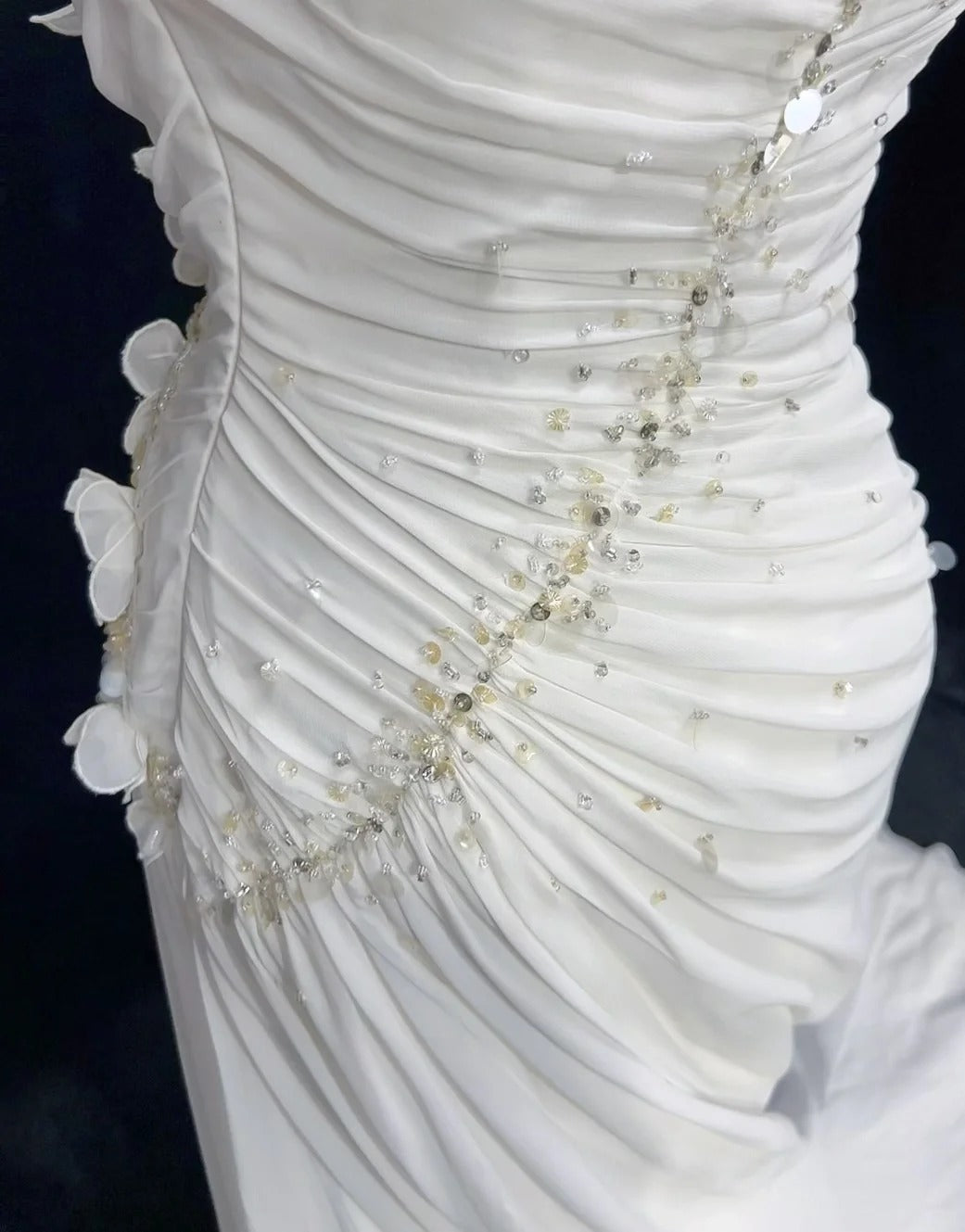 Robes de mariée uniques sirène asymétrique en mousseline blanche avec perles, robe de mariée longue pour jardin d'été N3679
