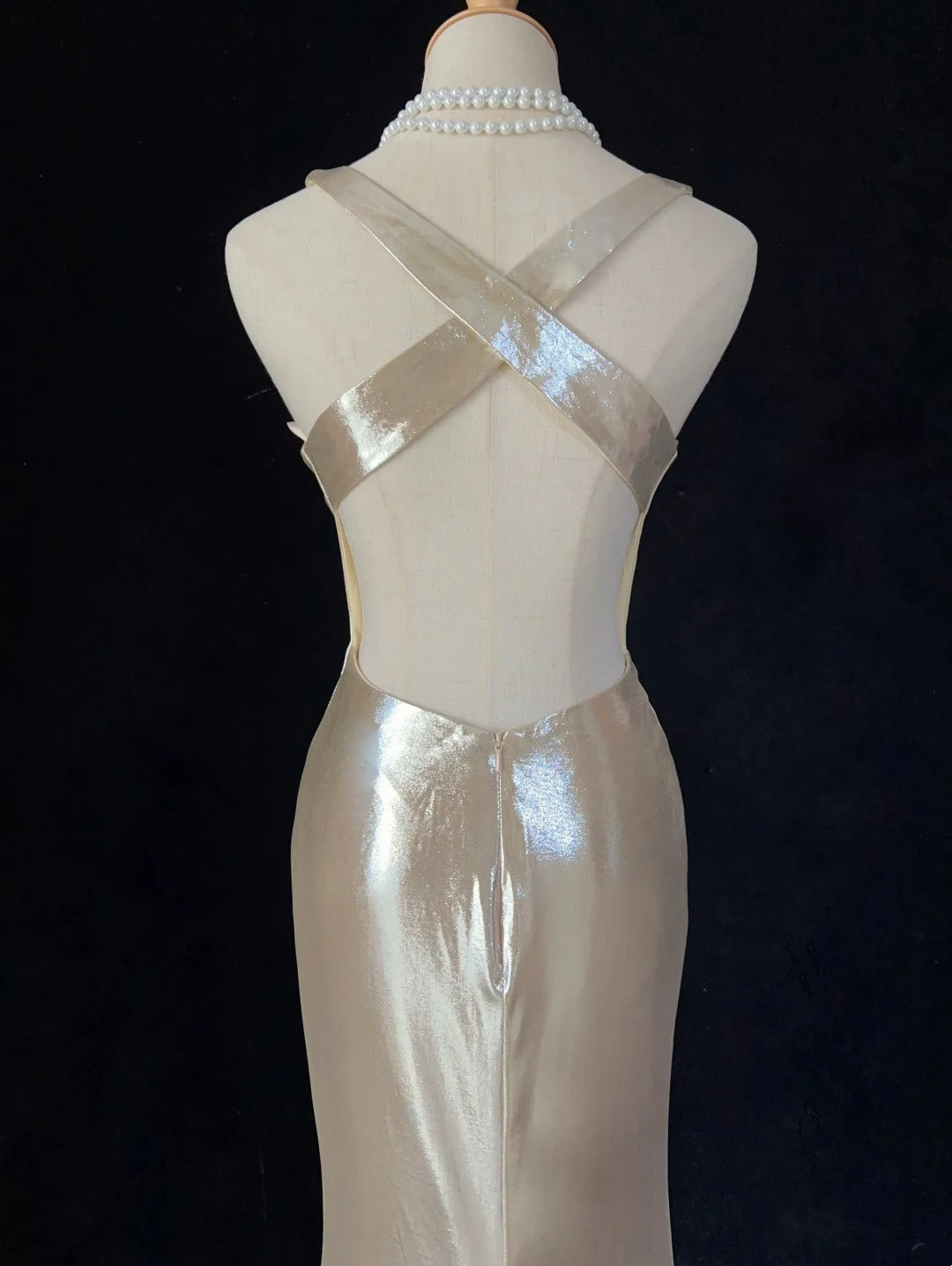 Einfache Ballkleider Meerjungfrau V-Ausschnitt Gold Ärmellos mit Schlitz Rüschen Formelles Abendkleid N3822