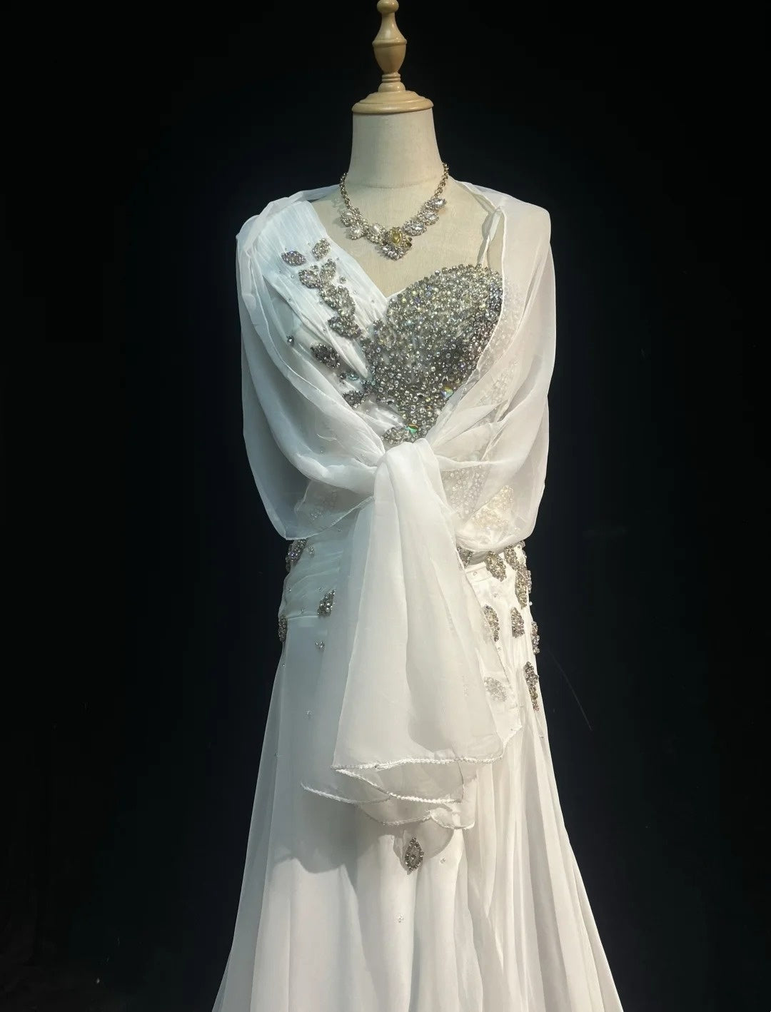 Vintage 90er Abschlussballkleider Meerjungfrau Weiß Chiffon mit Rüschen Silberne Perlen Langes Abschlussballkleid mit Umhang N3035
