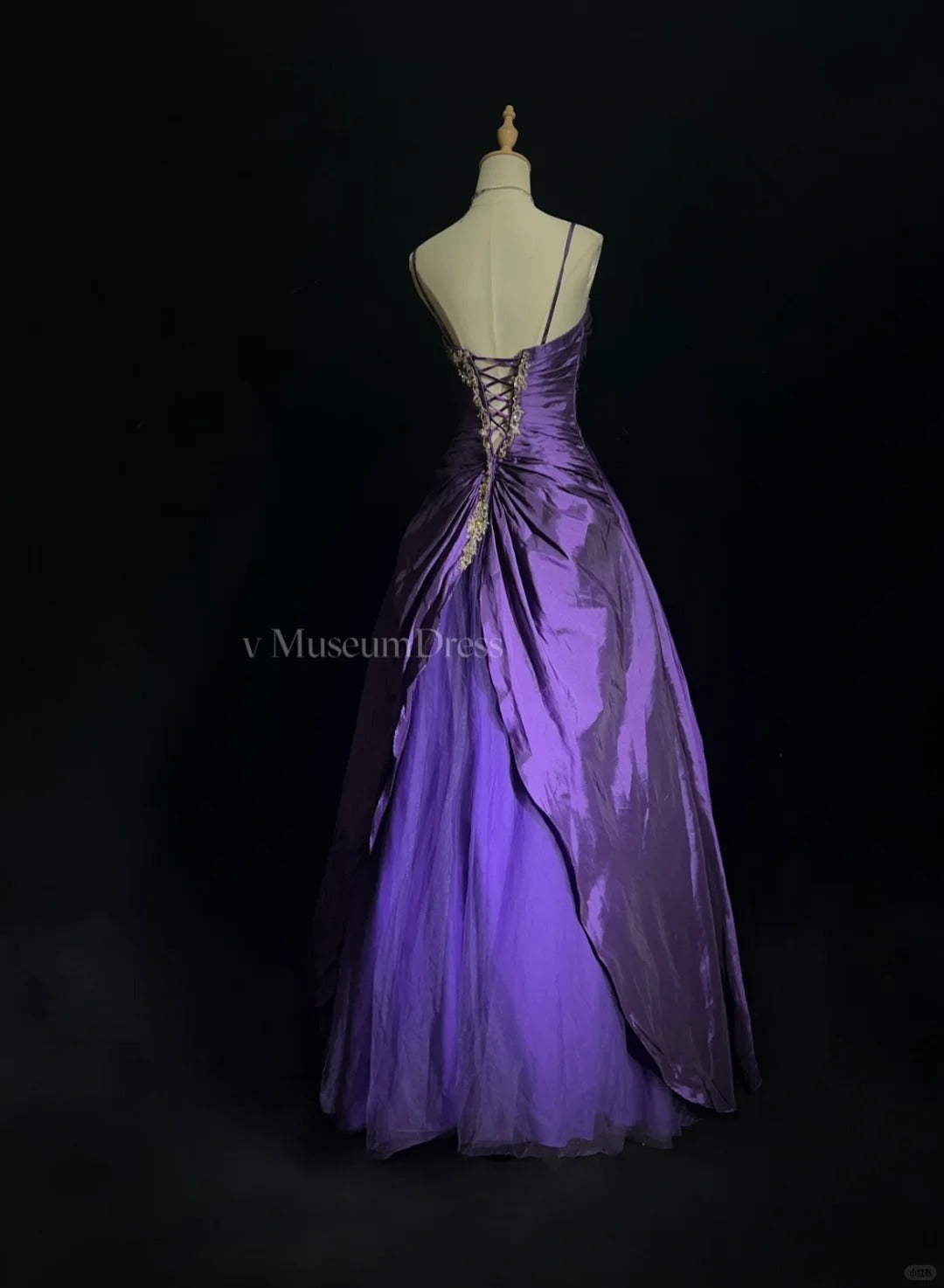 Vintage Abschlussballkleider 1960er Ballkleid Spaghettiträger Lila mit Perlenumhang Langes Abschlussballkleid N3120