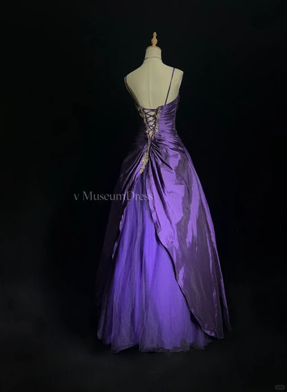 Vintage Abschlussballkleider 1960er Ballkleid Spaghettiträger Lila mit Perlenumhang Langes Abschlussballkleid N3120