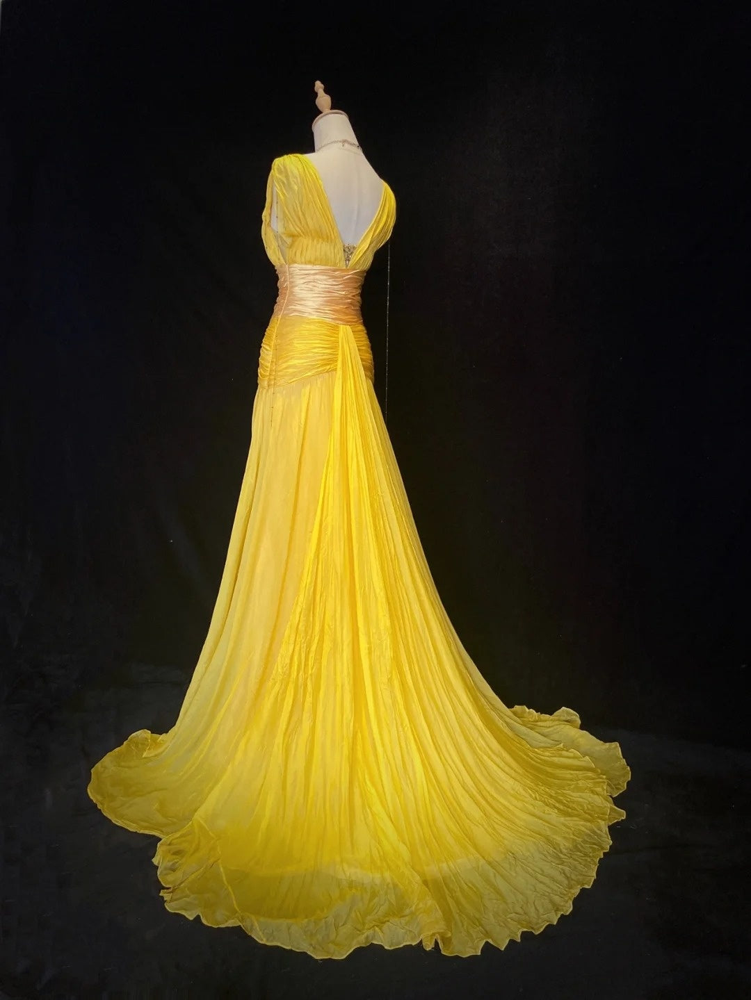 Robes de bal modestes sirène col en V mousseline jaune avec perles dentelle dorée longue robe de soirée formelle N3867