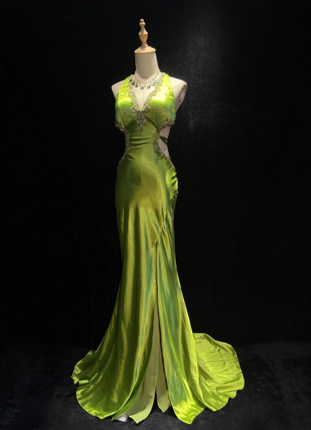 Robes de bal modestes Sirène Halter Vert Dos Nu Satin Sans Manches Longues Tenues de Soirée Formelles N3634