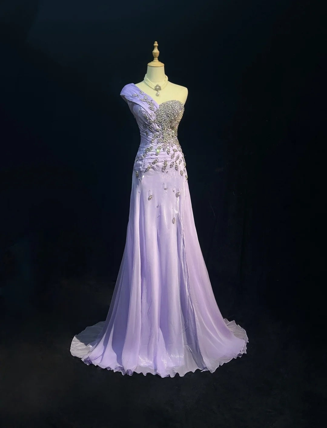 Elegantes A-Linien-Kleid aus lila Chiffon mit einem Ärmel und silberfarbenem Perlen-Oberteil, langes Ballkleid N2725