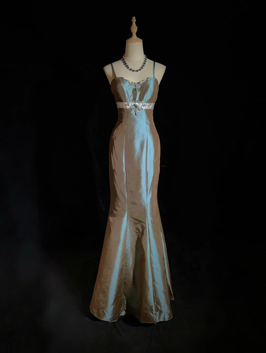 Robes de bal de rêve années 90 sirène à fines bretelles en satin avec perles tenues de soirée formelles N3825