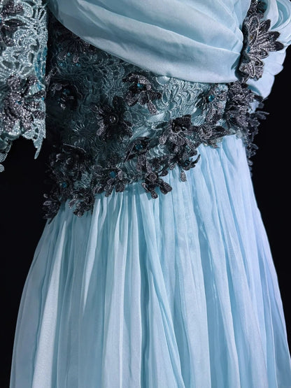 Vintage Abschlussballkleider 1960er A-Linie V-Ausschnitt Hellblau Chiffon mit appliziertem langen Abschlussballkleid N3109