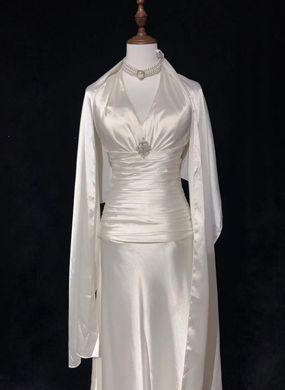 Robes de bal vintage Trapèze Col Haut Satin Blanc Avec Cape Plissée Robe de Soirée Longue Années 1960 N2604