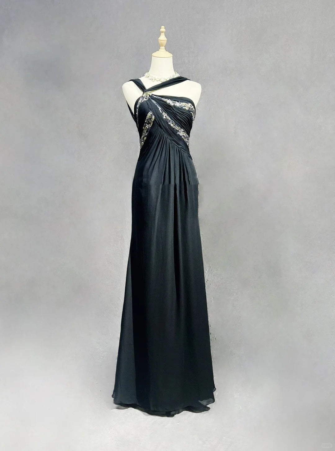 Bescheidene Ballkleider A-Linie Neckholder Schwarz Chiffon Rückenfrei Bodenlang Formelle Abendgarderobe N3484