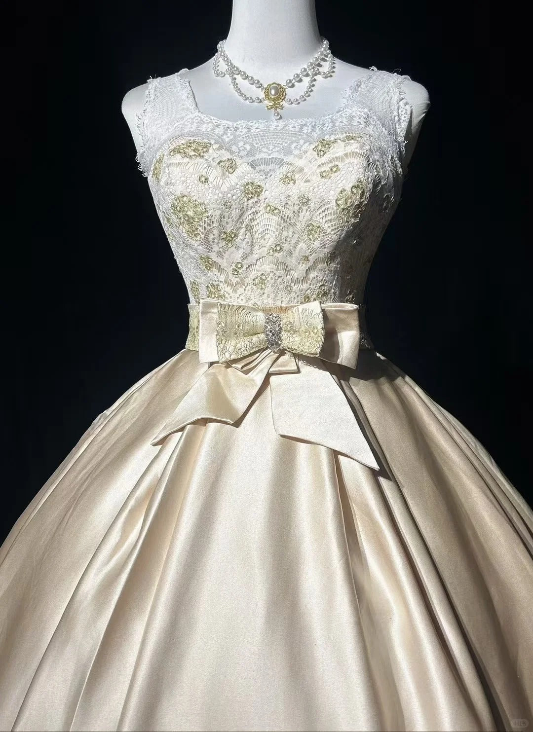 Zeitlose Hochzeitskleider Ballkleid Quadratischer Ausschnitt Champagner-Satin Mit Perlenbesetzter Spitze Lange Brautrobe N3435