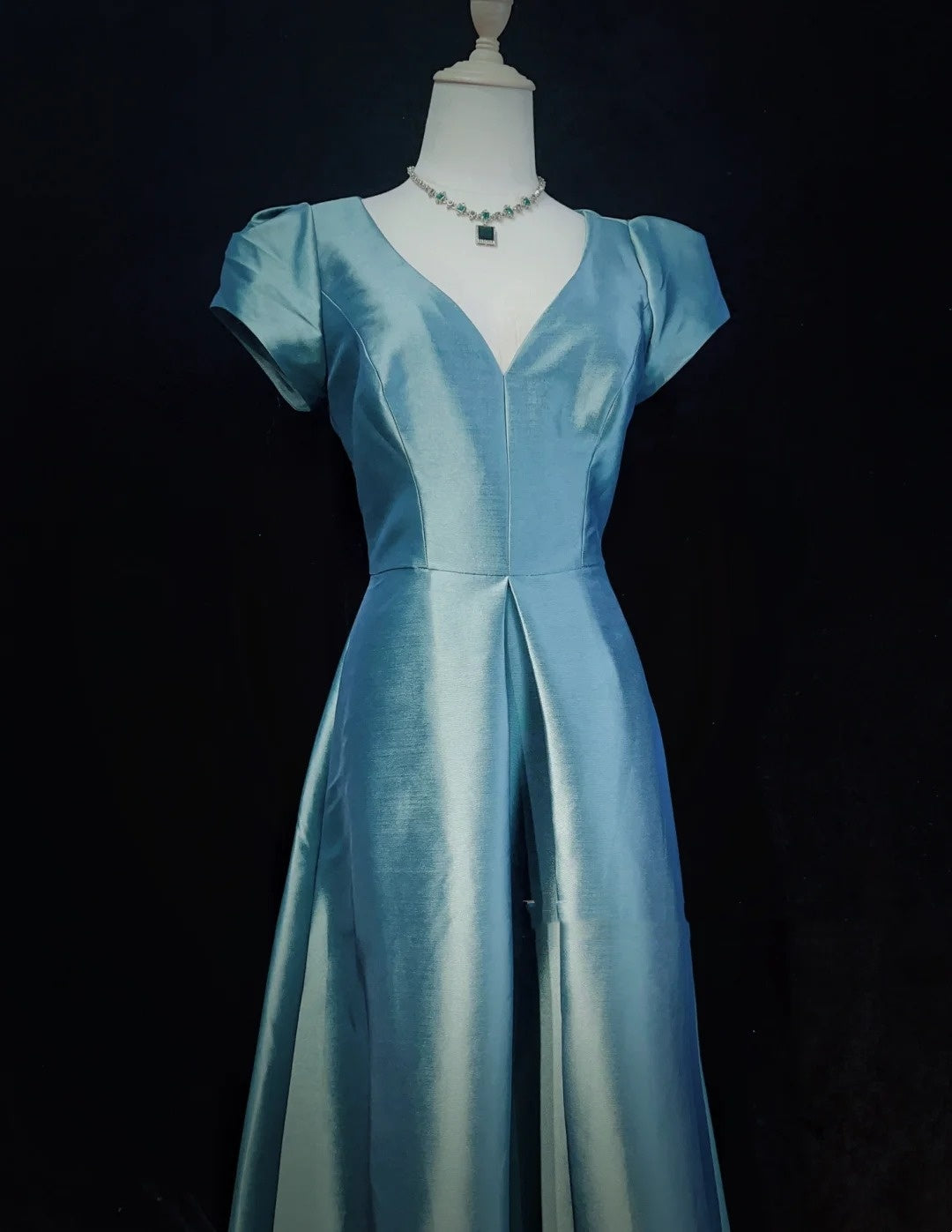 Belles Robes de Bal Coupe A Col en V Satin Bleu Manches Volants Longues Tenues de Soirée N3336
