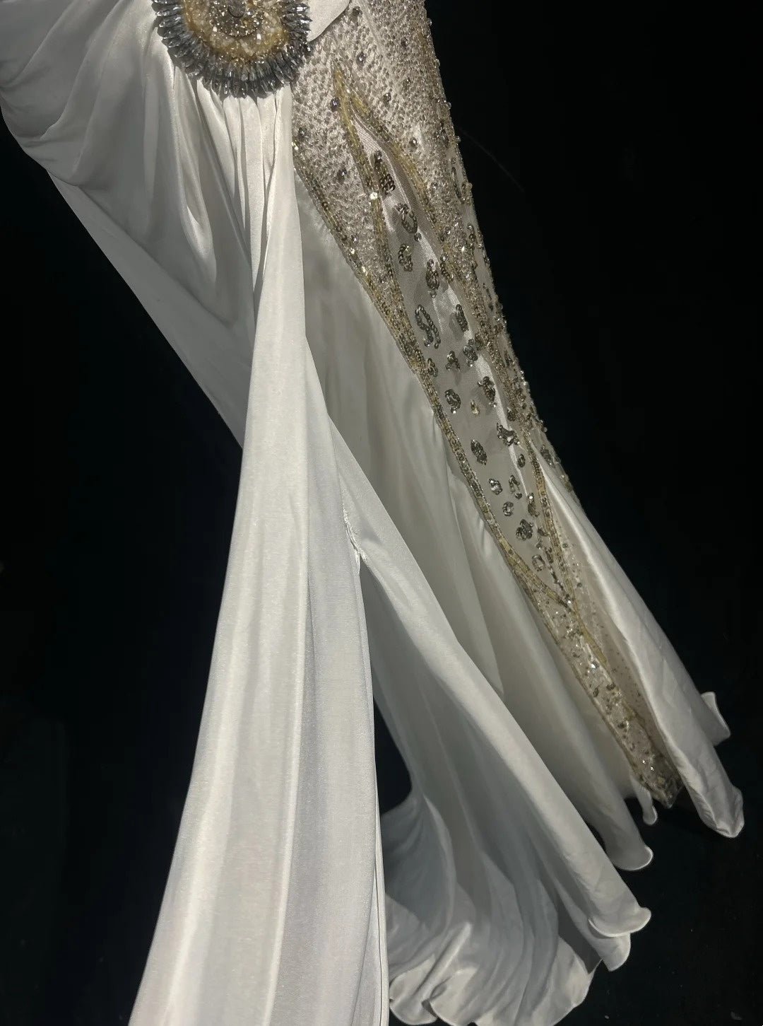 Robes de bal sirène modestes en satin blanc sans manches à col en V avec volants Robe de soirée formelle N3824