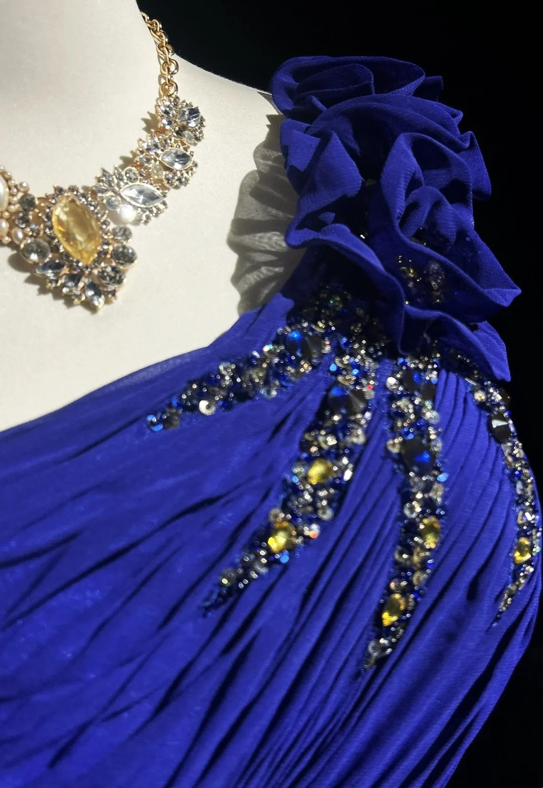 Vintage Meerjungfrauen-Abschlussballkleider One Shoulder Royalblau Chiffon mit Perlenbesatz 3D-Blumen Langes Ballkleid N2458