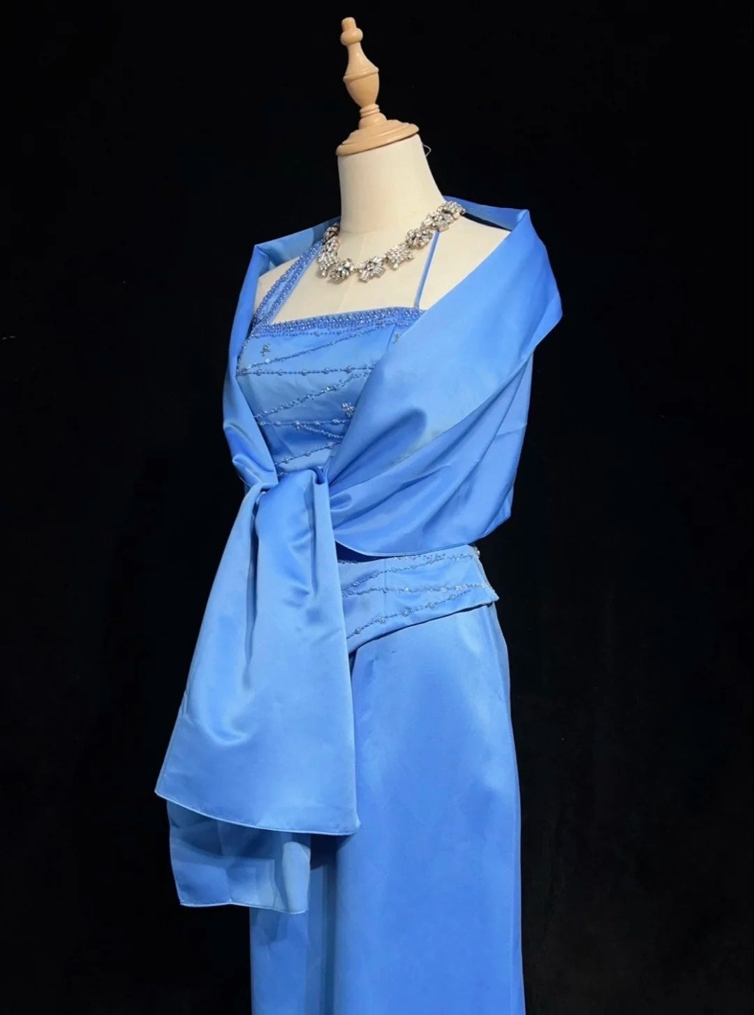 Vintage Ballkleider A-Linie Neckholder Blau Satin Mit Perlen Lang Abendkleid N2461