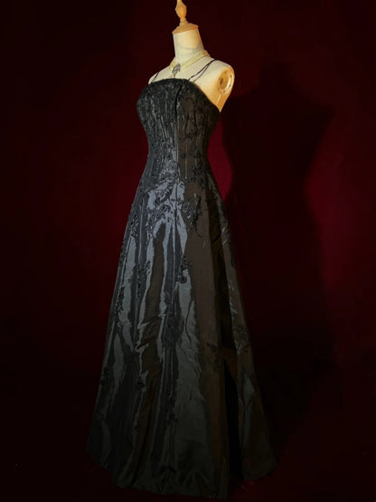Inspiration robes de bal modestes : Robe de soirée formelle noire en satin, coupe trapèze, bretelles spaghetti, avec appliqués pour femmes N3214