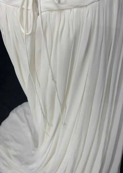 Robes de mariée intemporelles, coupe trapèze, bustier, en mousseline blanche avec longue traîne brodée N3013