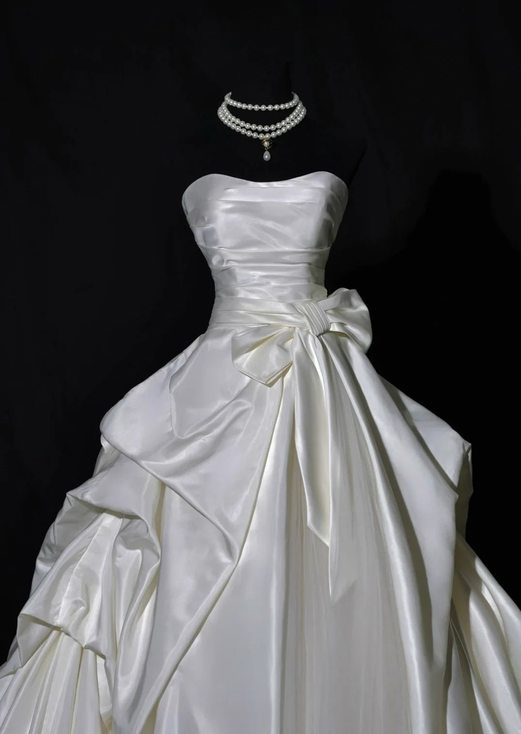 Luxuriöses Brautkleid, Ballkleid, trägerlos, elfenbeinfarben, ärmellos, figurbetont, AB2522