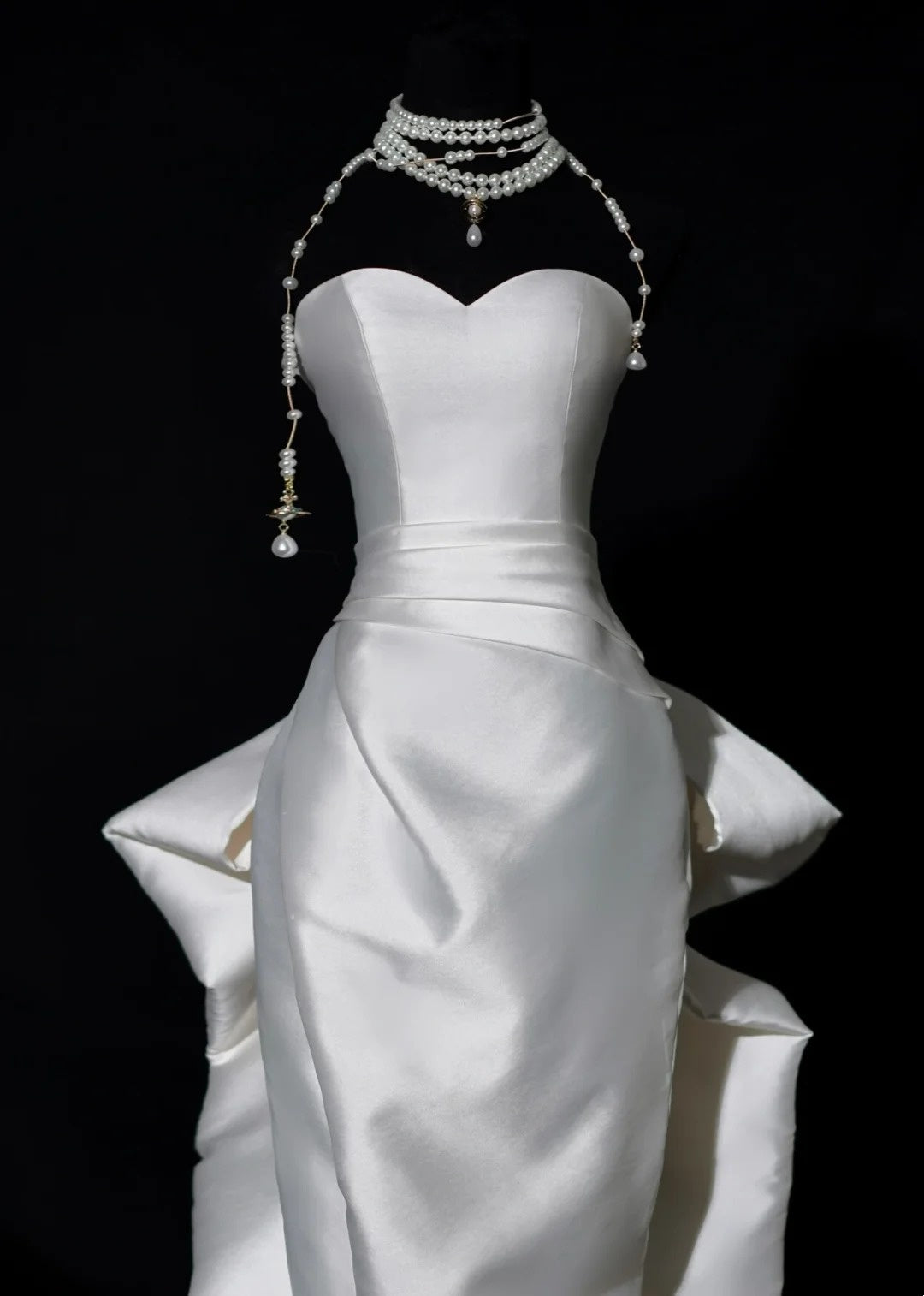 Schlichtes Brautkleid, Etuikleid, herzförmiger Schnitt, Satin, plissiert, figurbetont, langes Brautkleid AB2530